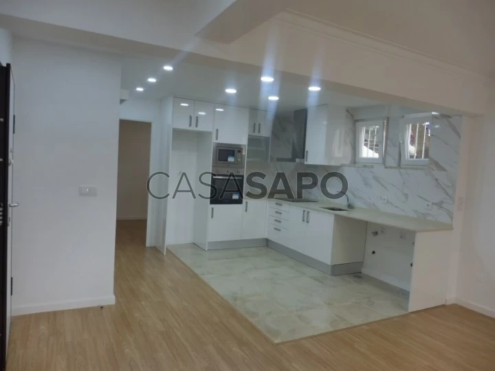 Sala e Cozinha-T2 totalmente remodelado na Tapada das Mercês, Sintra. Com Arrecadação