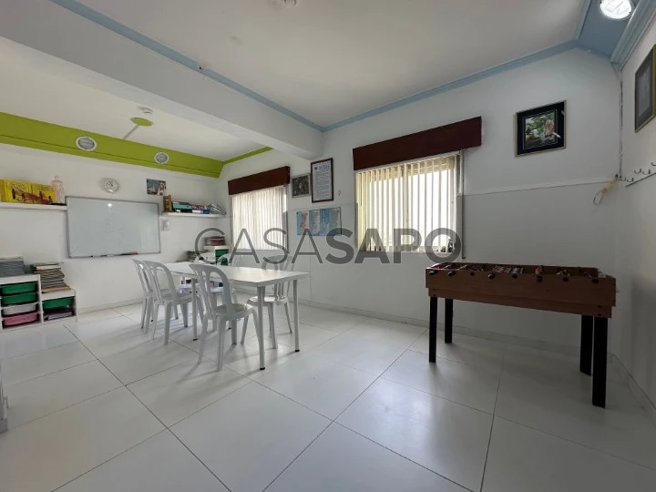 Sala - T3 com Excelente Localização em Casal de São Brás, Amadora.