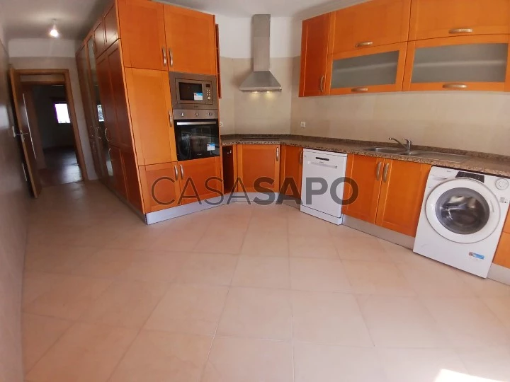 Apartamento T3 com 3 casas de banho, Terraço, box e arrecadação