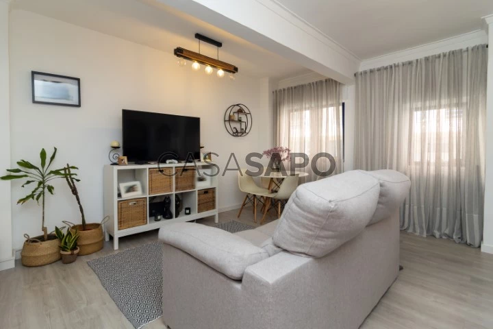 Apartamento T2 com arrecadação | centro de Corroios.