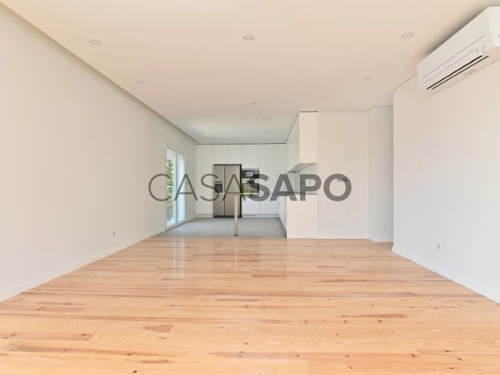 4 bedroom apartment with balcony, parking and storage room, São João do Estoril