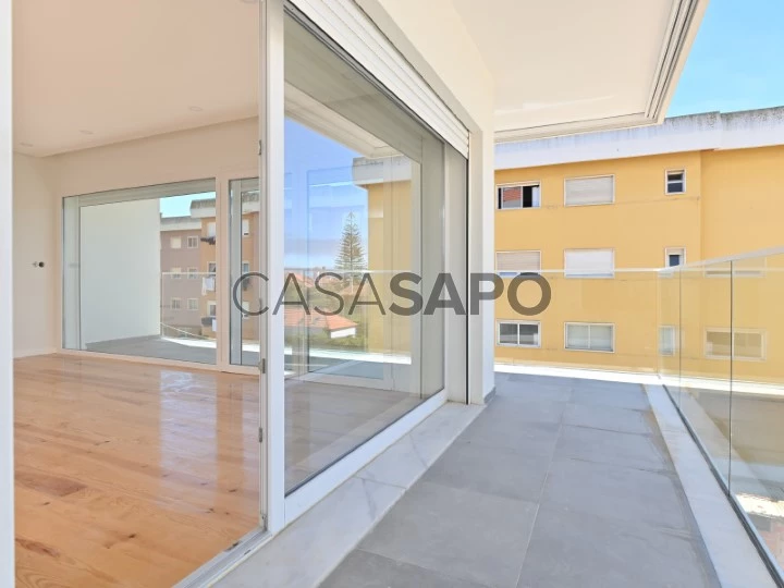 Appartement de 5 pièces avec balcon, parking et débarras, São João do Estoril