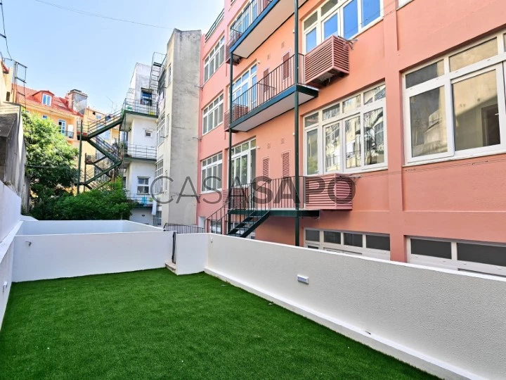 Spacious 2-bedroom apartment, with garden, in Arroios, Lisbon
