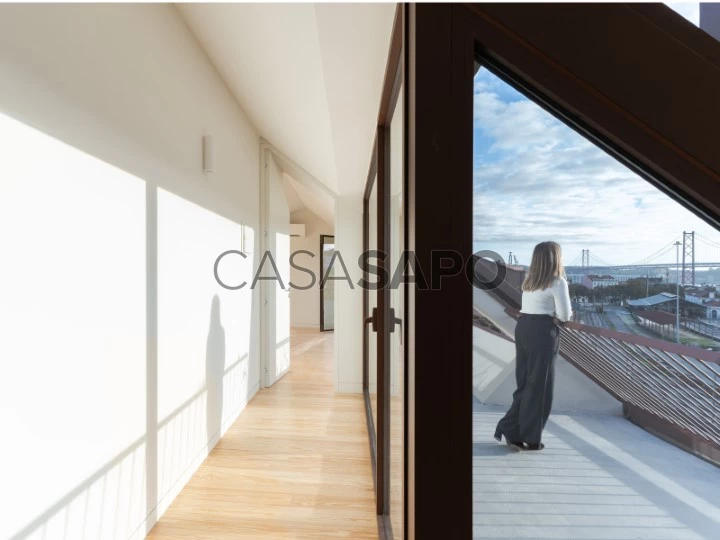 2-bedroom duplex apartment with terrace and river view, near Alcântara, Lisbon