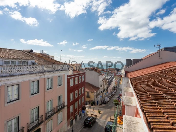 2 Bedroom apartment with river view, in Lapa, Lisbon