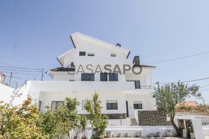 Detached villa with sea view in Charneca da Caparica