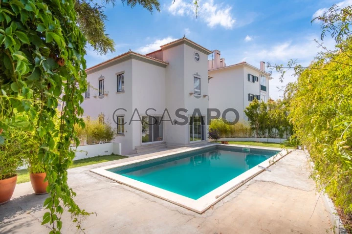 Moradia T6+2 com jardim e piscina, situada no Estoril