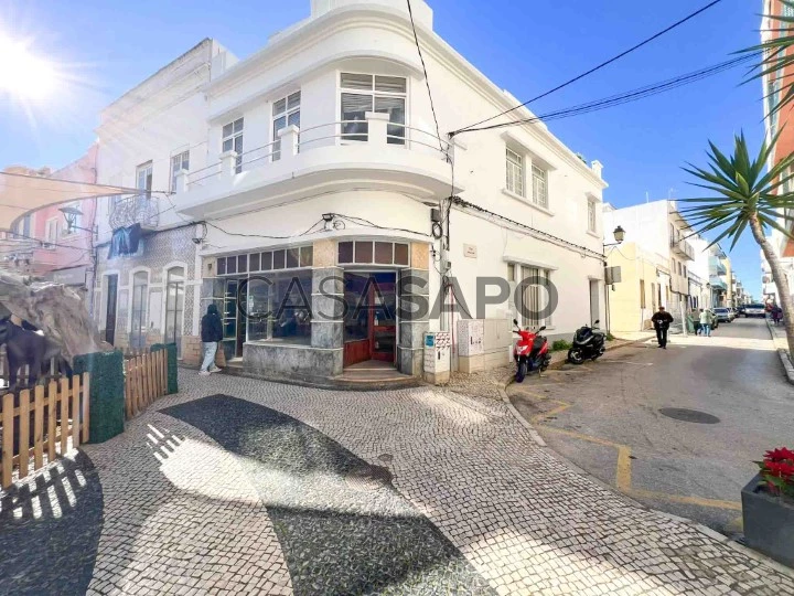 Casa de 3 dormitorios con local comercial en venta en Portimão