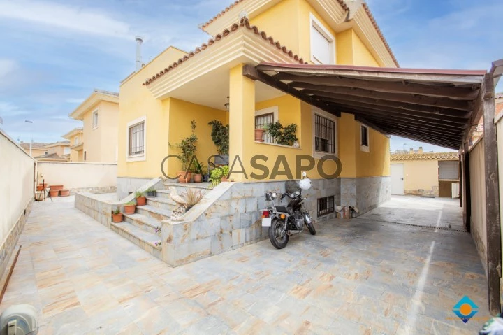 Chalet en venta en Puerto de Mazarrón. Equipado y completamente amueblado.