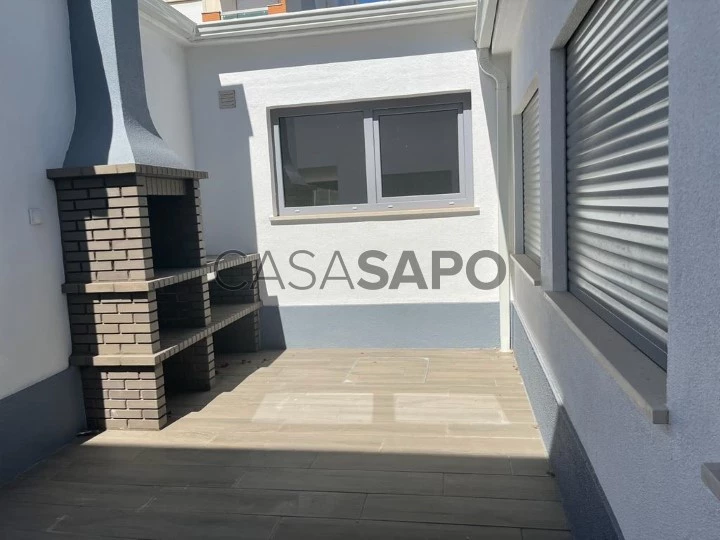 Moradia T5 Triplex para comprar em Almada