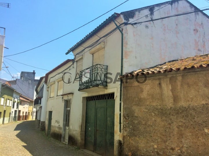 Casa de aldeia para reconstruir