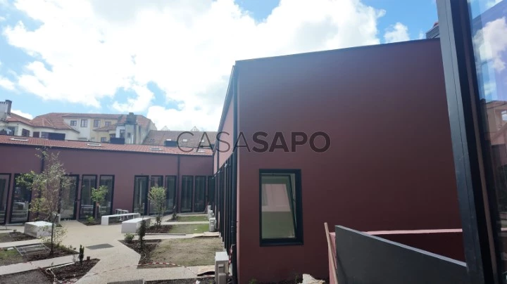 Para comprar apartamento T1 com varanda junto ao Campo 24 de Agosto - centro do Porto.