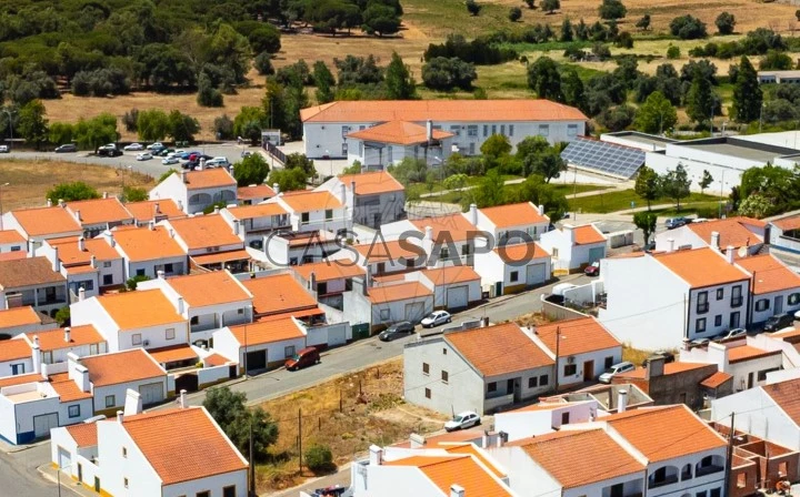 Moradia T4 para comprar em Viana do Alentejo