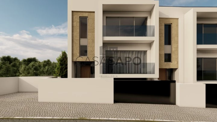 Moradia T3 Triplex para comprar em Santa Maria da Feira