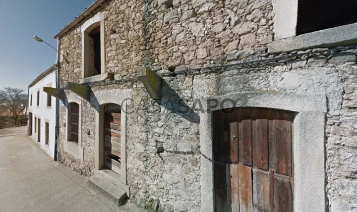 Casa antigua de piedra, diáfana, a rehabilitar o a demoler situada en Santibañez de Bejar (Salamanca)