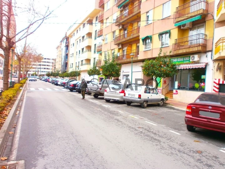 Local comercial acondicionado de 163 m2 con dos baños situado en el Paseo de la Estación.