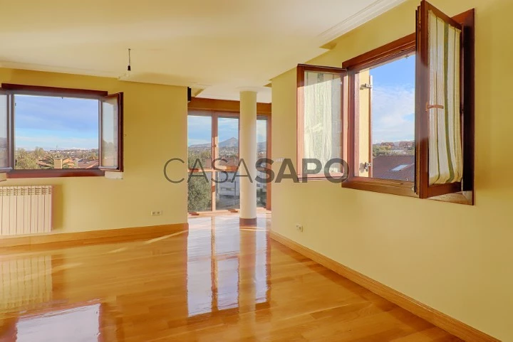 Salón con preciosas vistas a la costa en piso a la venta en Hondarribia