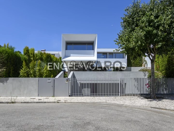 Moradia de Arquitetura Moderna com Piscina em Paço de Arcos