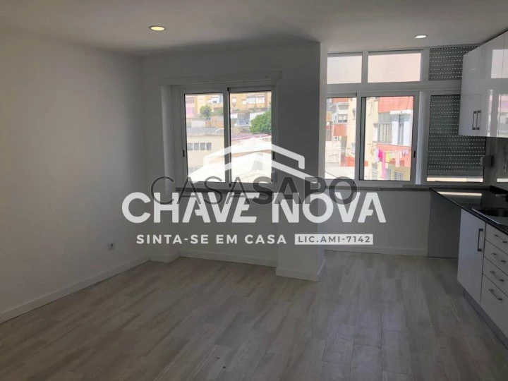 Apartamento T2 Triplex para comprar na Amadora