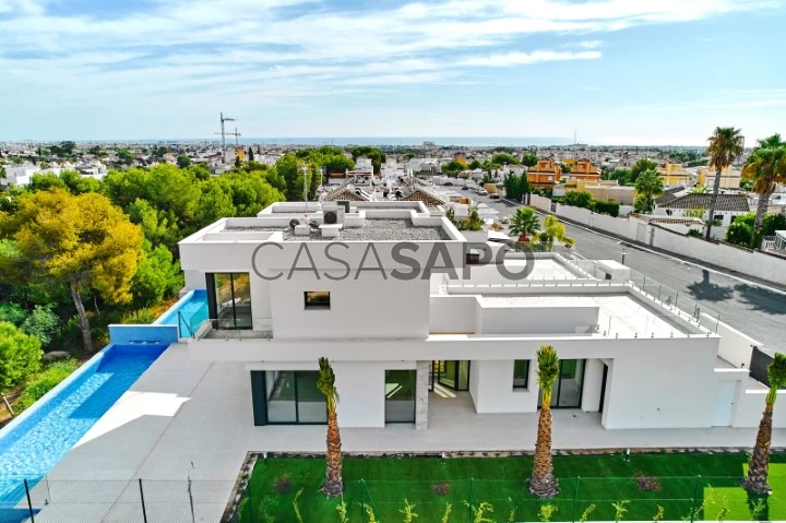 Casa lista para usar con piscina y vista al mar en venta en Cabo Roig