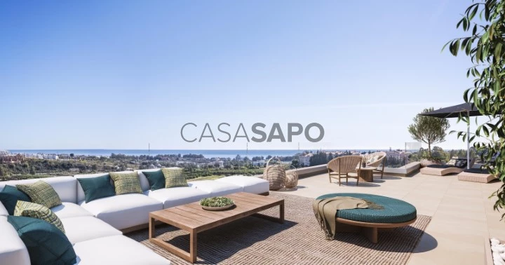 Ático en venta con vistas al mar y montaña en Estepona