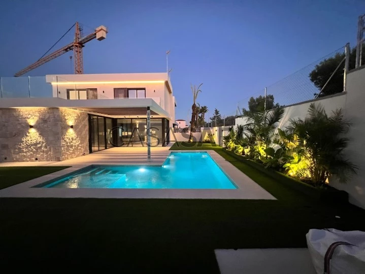 Chalet con piscina en venta en Lomas de Cabo Roig