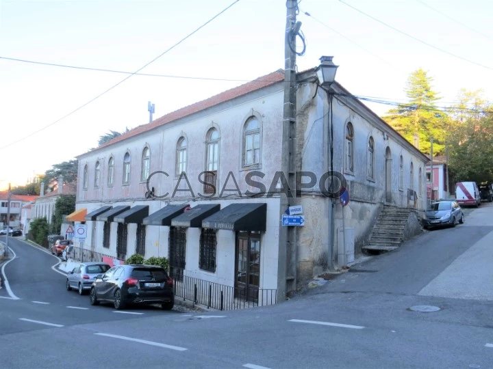 Bâtiment à usage mixte central avec vue sur la montagne, Sintra