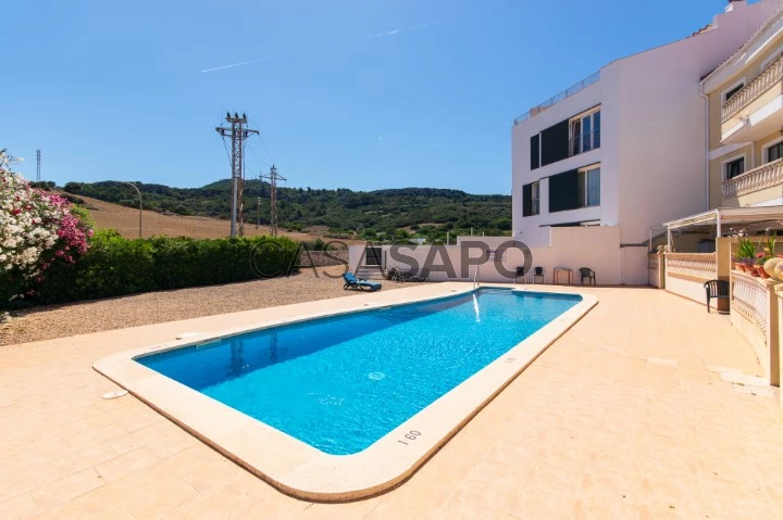 Piscina comunitaria de cómoda planta baja con terraza y piscina en Mercadal