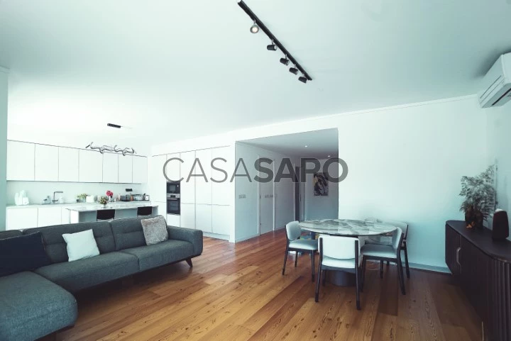 Moderno e amplo apartamento T3 com suite e 2 lugares de garagem para venda no Estoril - Sala