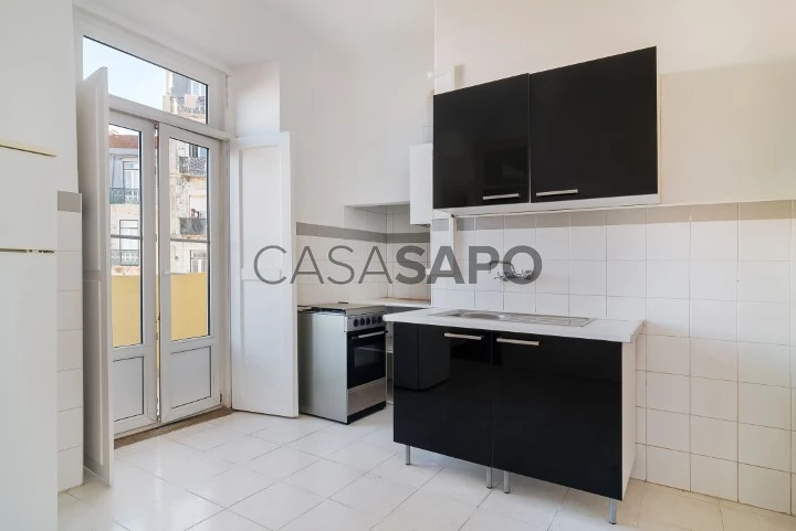 Apartamento por remodelar no R/C, de 73m2, com 5 divisões.