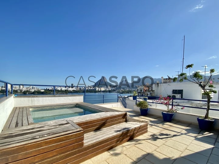 Espaçosa cobertura triplex com piscina à venda em Lagoa