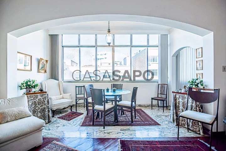 Apartamento de 5 quartos com vista lateral para o mar em Ipanema