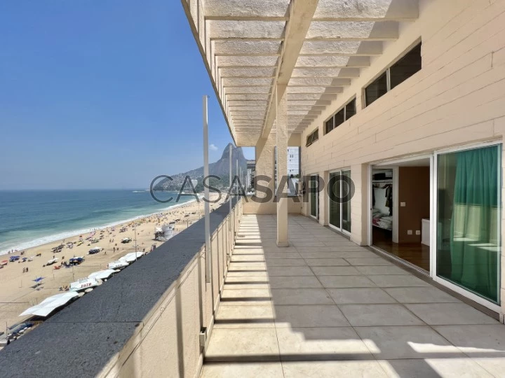 Spectacular beachfront penthouse for sale in Leblon