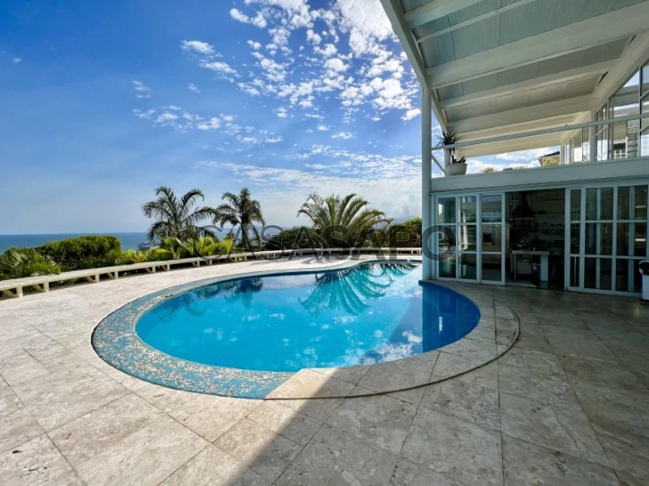 Espaçosa casa com piscina projetada por um arquiteto para venda em Joá