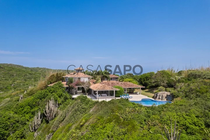 Casa espaçosa com piscina e acesso privado à praia em Búzios