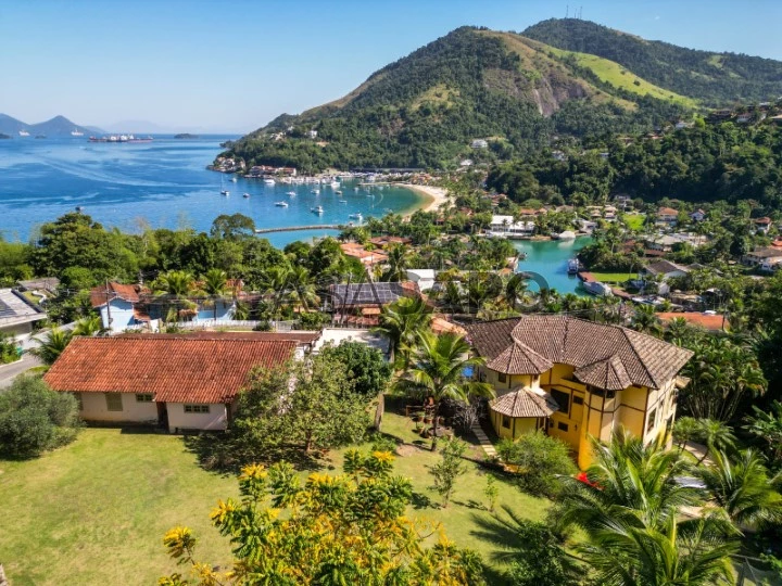 Casas imponente à venda no condomínio Portogalo em Angra dos Reis