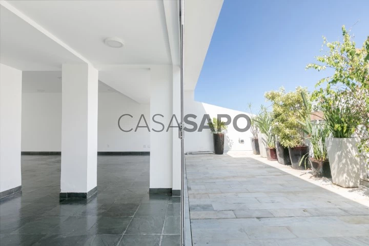 Linear penthouse near the beach for sale in Copacabana