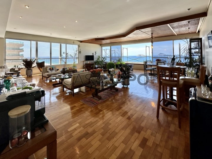 Large beachfront apartment in Ipanema for sale