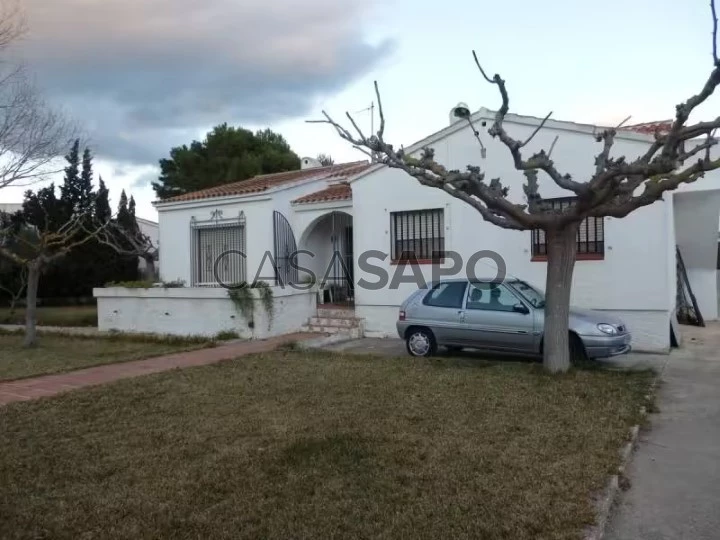 Fachada y Jardín