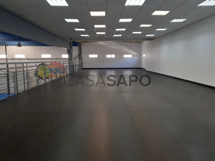 Rooftop com área de 300 m2 . inserido num espaço polivalente desportivo , espaço autónomo com Wcs (masculino e feminino) . Acesso a balneários no r/c.  recentemente remodelado com novo piso , pinturas e sistema elétrico.