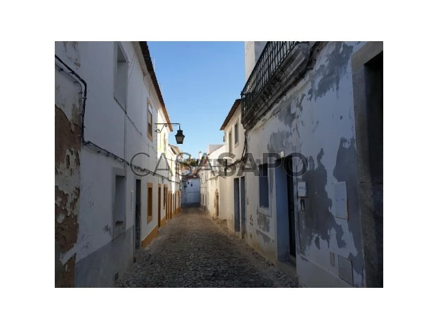 A casa está situada na Travessa do Megué, próximo da Rua da Mouraria e da igreja de S. Mamede. Zona antiga e tranquila. Muito próximo da Universidade e principal centro histórico, composto pelo Templo Romano, Catedral, Convento dos Loios, Palácio Duques de Cadaval e Torre das Cinco Quinas. Excelente luminosidade. Todas as divisões têm janelas. Leia mais características do imóvel na descrição das divisões. Segundo o famoso arquiteto de algumas das casas mais requintadas de Espanha, Joaquín Torres, “…um dos aspetos fundamentais de uma casa, é a iluminação, a luz natural que penetra na casa. Acho que nunca compraria uma casa mal iluminada para viver. E quanto mais alto o andar, melhor.  Obviamente, ter terraços ou sótãos é também uma grande vantagem…”